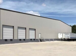 5226 E Hillsborough Ave, Tampa, FL à louer Photo de l’immeuble– Image 1 sur 2