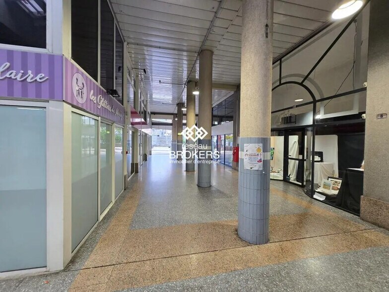 Local commercial dans Oyonnax à vendre - Photo de l’immeuble – Image 2 sur 13