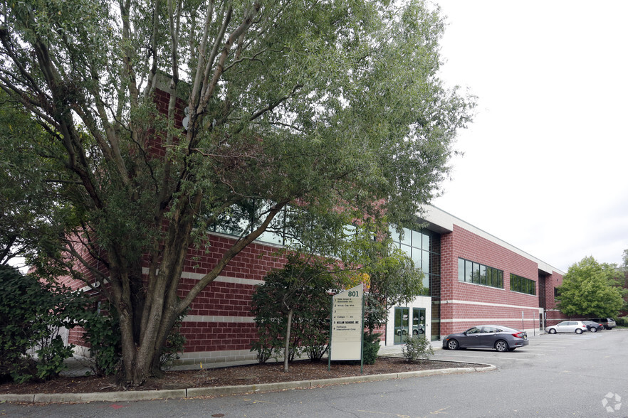801 Penhorn Ave, Secaucus, NJ à louer - Photo principale – Image 1 sur 6