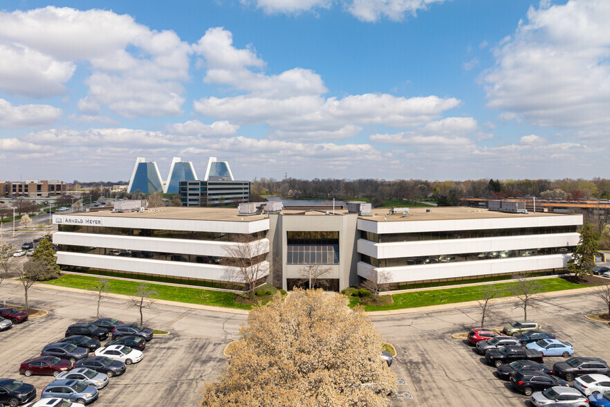 8777 Purdue Rd, Indianapolis, IN à louer - Photo de l’immeuble – Image 3 sur 21