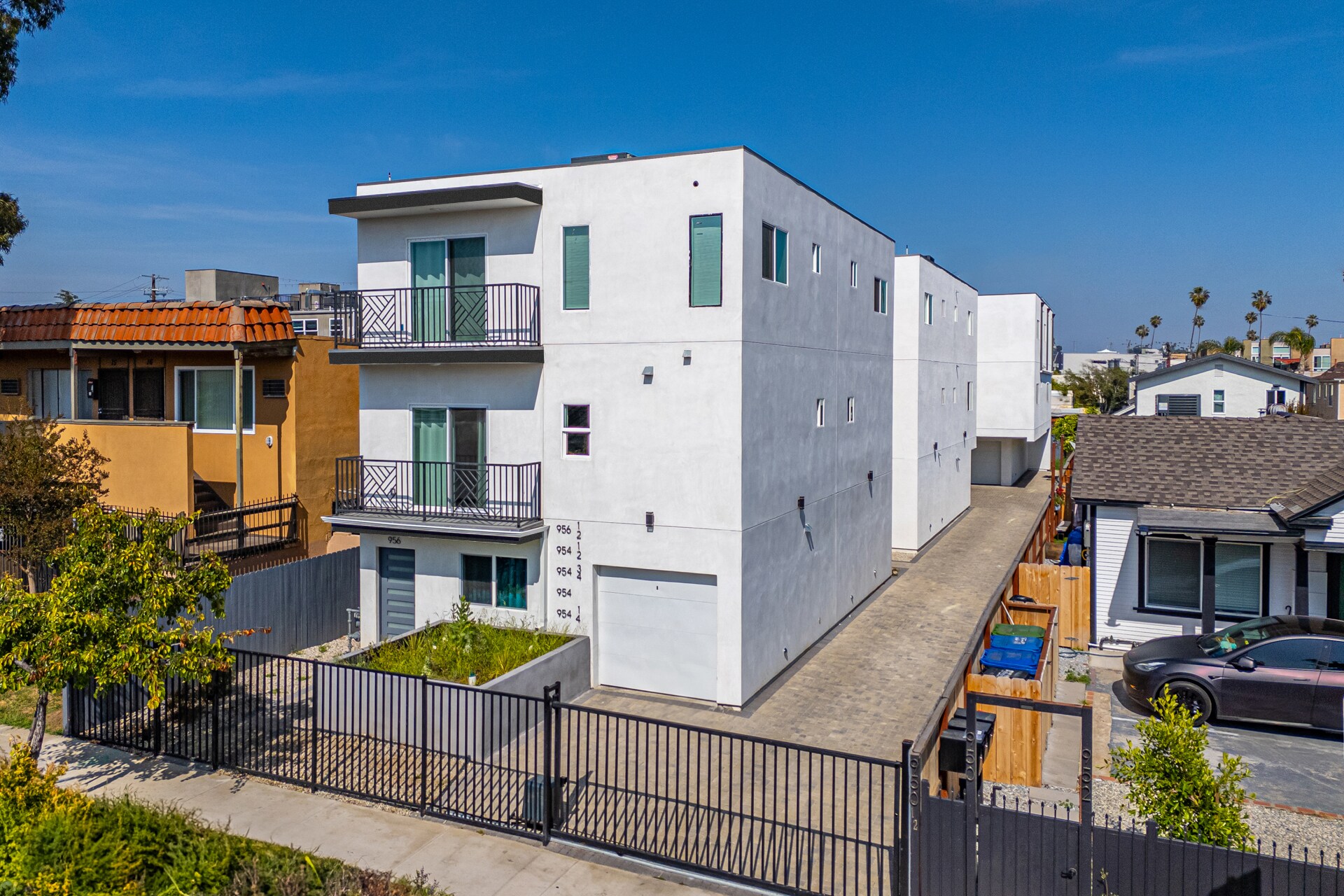 954 Kingsley Dr, Los Angeles, CA à vendre Photo de l’immeuble– Image 1 sur 53