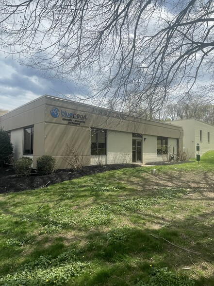 33 & 35 Sproul Rd portefeuille de 2 biens à vendre sur LoopNet.fr - Photo de l’immeuble – Image 1 sur 17
