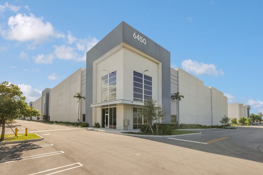 6450 NW 97th Ave, Doral, FL à louer - Photo de l’immeuble – Image 3 sur 6