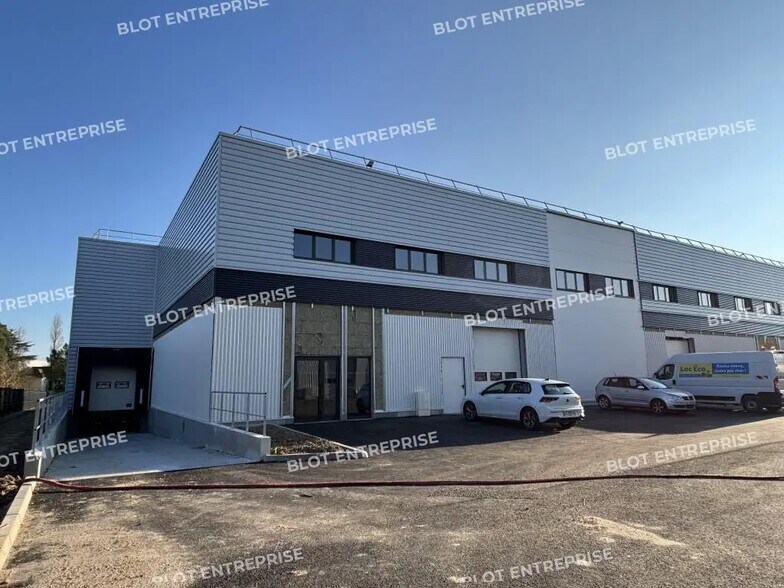 Local d’activités dans Saint-Aignan-Grandlieu à louer - Photo de l’immeuble – Image 1 sur 11