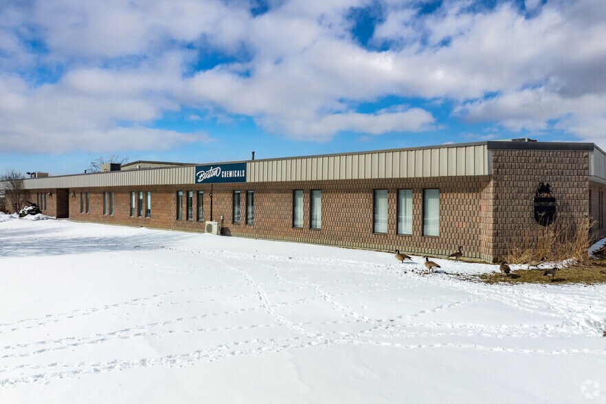 153 Crown Ct, Whitby, ON à louer - Photo de l’immeuble – Image 2 sur 5