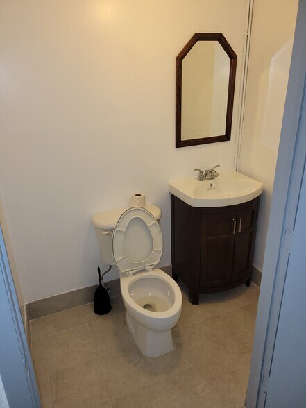 818-838 NE 40th Ct, Oakland Park, FL à louer - Photo de l’immeuble – Image 3 sur 47