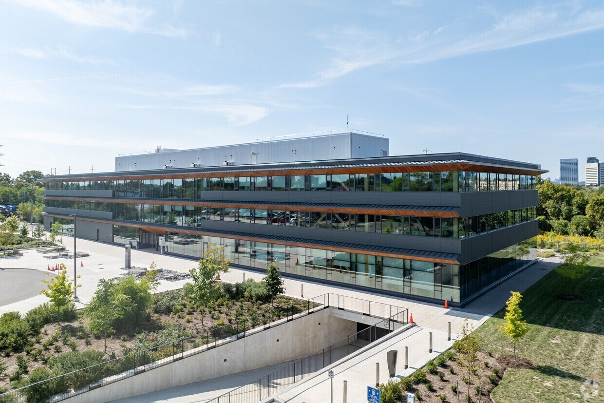 60 Mobile Dr, Toronto, ON à louer Photo principale– Image 1 sur 2