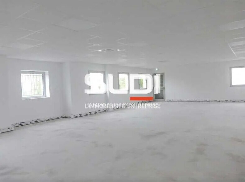 Bureau dans Saint-Priest à louer - Photo intérieure – Image 2 sur 9