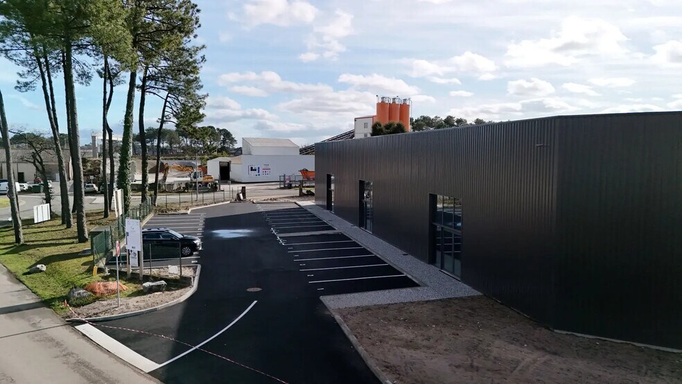 Local d'activités dans Bénesse-Maremne à vendre - Photo de l’immeuble – Image 3 sur 7