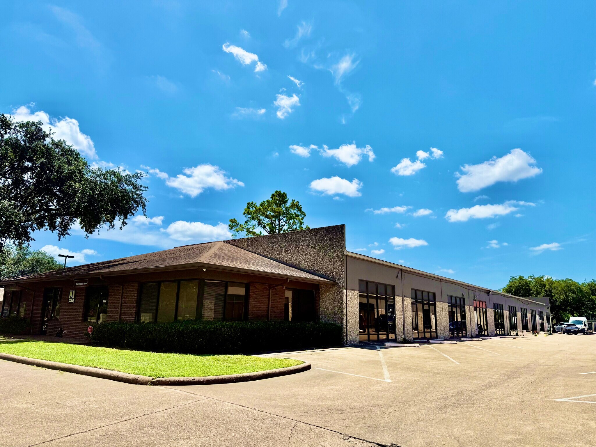 7135 W Tidwell Rd, Houston, TX à louer Photo de l’immeuble– Image 1 sur 12