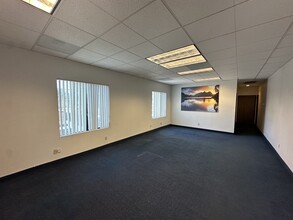 325 W 3rd Ave, Escondido, CA à louer Photo intérieure– Image 2 sur 4