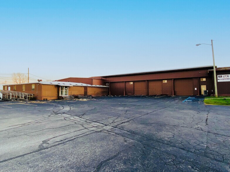 2713 W Ferguson Rd, Fort Wayne, IN à vendre - Photo principale – Image 1 sur 8