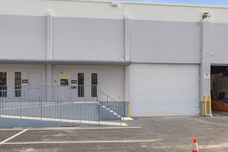 7950-7966 NW 14th St, Miami, FL à louer Photo de l’immeuble– Image 1 sur 9