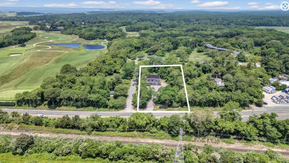 921 County Road 39, Southampton, NY à vendre - Aérien – Image 1 sur 18