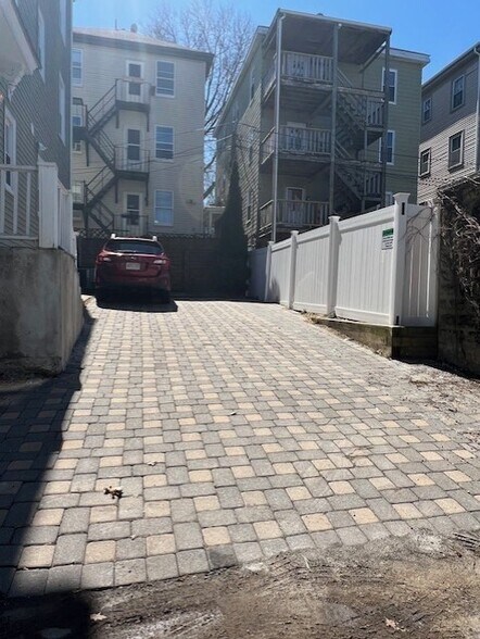 8 White Ave, Chestnut Hill, MA à vendre - Photo de l’immeuble – Image 2 sur 26