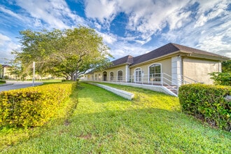 9245 SW 158th Ln, Miami, FL à louer Photo de l’immeuble– Image 2 sur 11