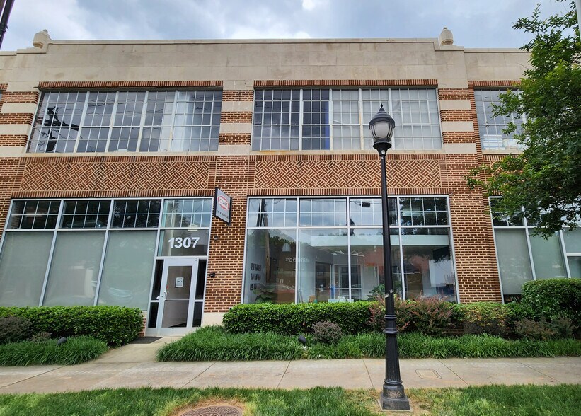 1307 W Morehead St, Charlotte, NC à louer - Photo de l’immeuble – Image 1 sur 16