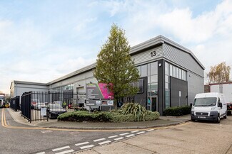 Plus de détails pour Clock Tower Rd, Isleworth - Industriel/Logistique à louer