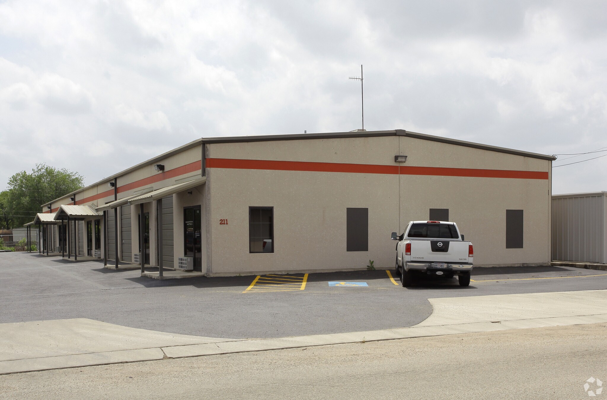 211 Trade Center Dr, New Braunfels, TX à louer Photo de l’immeuble– Image 1 sur 7