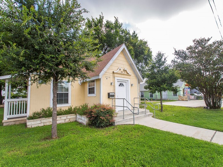4926 E Cesar Chavez St, Austin, TX à louer - Photo principale – Image 2 sur 14