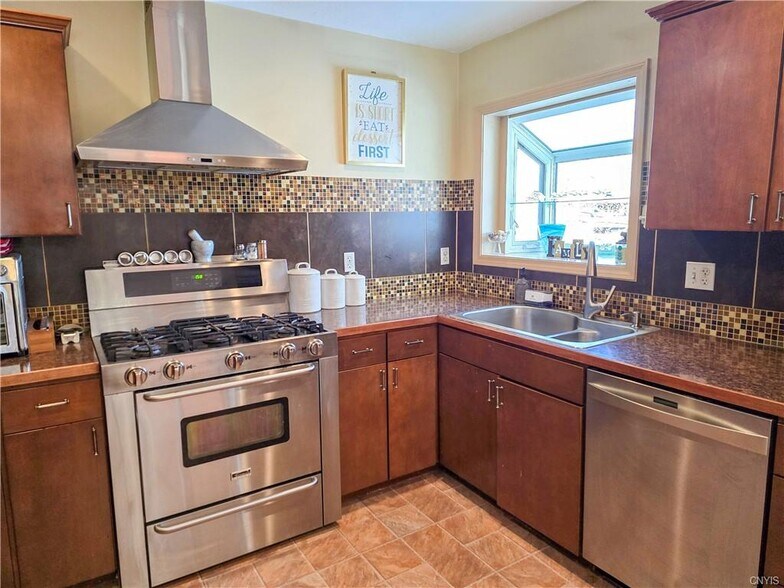 337 N Peterboro St, Canastota, NY à vendre - Photo de l’immeuble – Image 2 sur 36