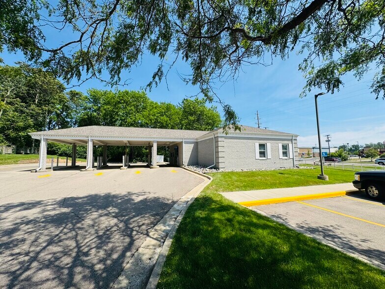 4815 Okemos Rd, Okemos, MI à vendre - Photo de l’immeuble – Image 2 sur 9