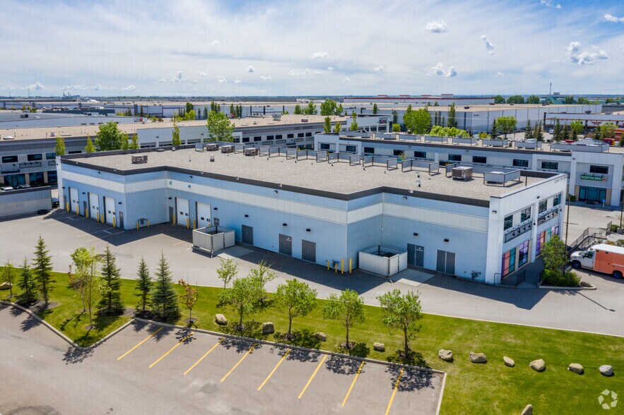 5334 72nd Ave SE, Calgary, AB à louer - Photo de l’immeuble – Image 3 sur 5