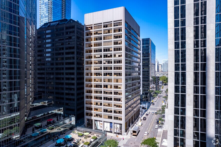 141 Adelaide St W, Toronto, ON à louer - Photo de l’immeuble – Image 1 sur 13