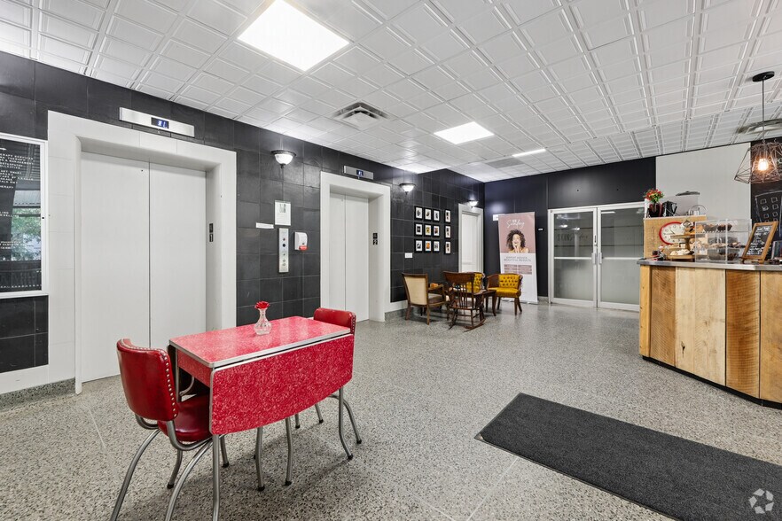 111 Waterloo St, London, ON à louer - Hall d’entrée – Image 3 sur 6