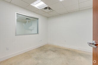 6900 SW 80th St, Miami, FL à louer Photo intérieure– Image 2 sur 5