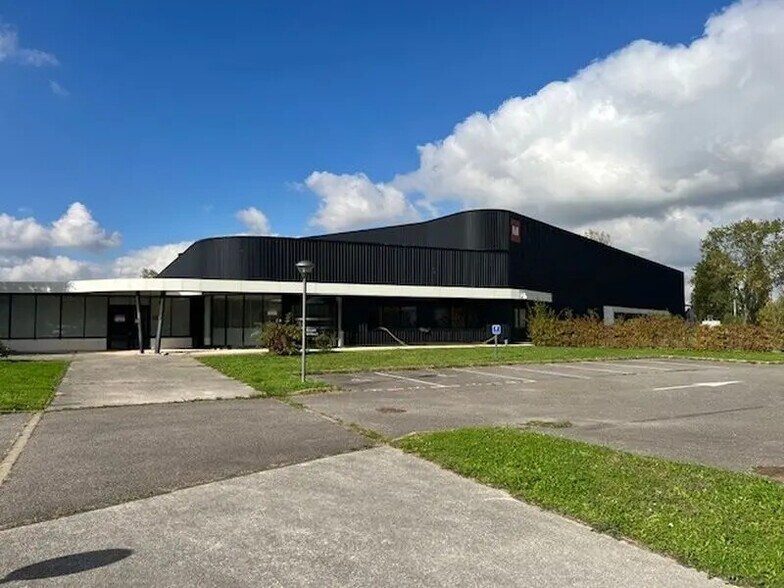 8 Rue Du Maréchal De Lattre De Tassigny, Élancourt à louer - Photo de l’immeuble – Image 3 sur 10