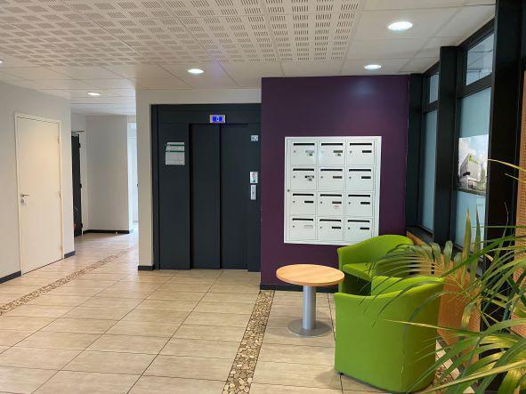 Bureau dans Vannes à louer - Hall d’entrée – Image 2 sur 2
