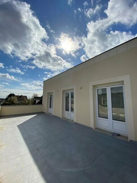 Bureau dans Villiers-le-Bel à louer - Photo de l’immeuble – Image 2 sur 7