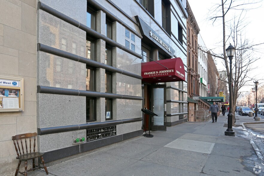 318-320 W 46th St, New York, NY à louer - Photo de l’immeuble – Image 3 sur 4