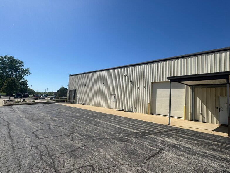 796 N Sunnyside Rd, Decatur, IL à louer - Photo de l’immeuble – Image 3 sur 26