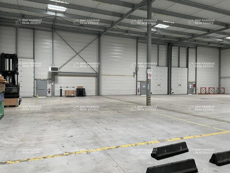 Local d’activités dans Moissy-Cramayel à louer - Photo de l’immeuble – Image 3 sur 4