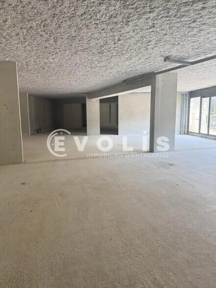 Local commercial dans Les Angles à vendre - Photo de l’immeuble – Image 3 sur 5