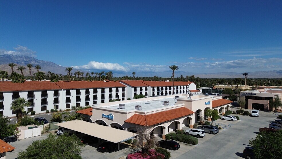 44901 Village Ct, Palm Desert, CA à louer - Photo de l’immeuble – Image 3 sur 6