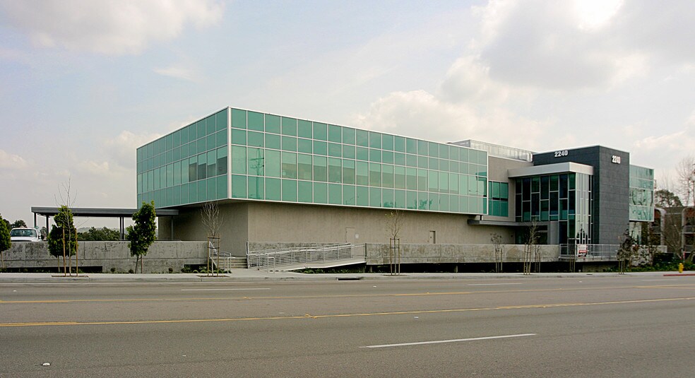 2240 N Harbor Blvd, Fullerton, CA à louer - Photo de l’immeuble – Image 3 sur 54