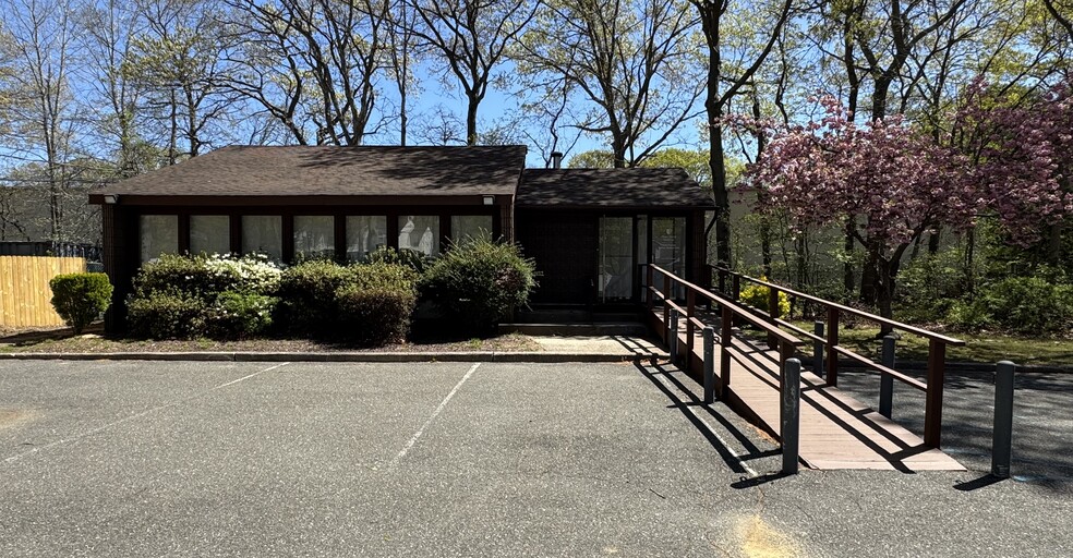 43 Radio Ave, Miller Place, NY à louer - Photo de l’immeuble – Image 3 sur 15