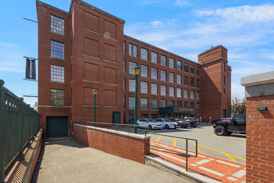 491 Dutton St, Lowell, MA à louer - Photo de l’immeuble – Image 2 sur 12