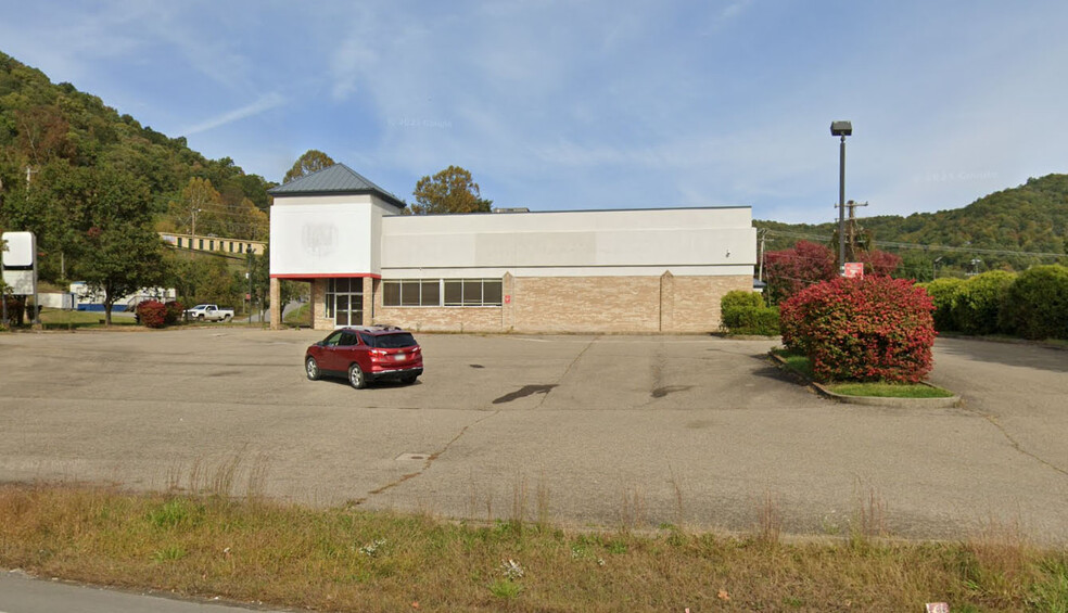 902 N Lewis St, Glenville, WV à louer - Photo principale – Image 1 sur 1