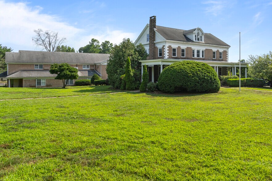 745 Burnside Ave, East Hartford, CT à vendre - Photo de l’immeuble – Image 2 sur 36
