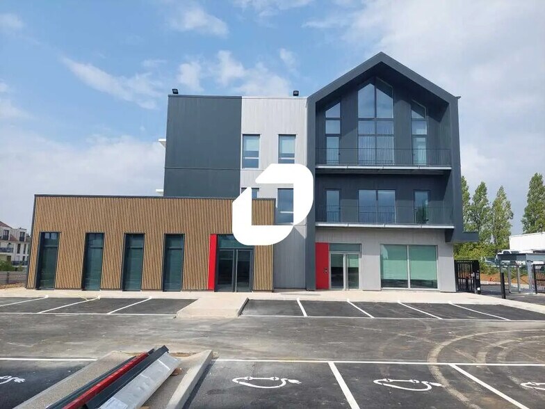 Bureau dans Plaisir à louer - Photo de l’immeuble – Image 1 sur 7