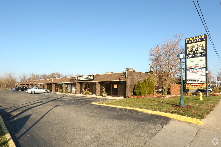 4067 E Court St, Burton, MI à vendre - Photo de l’immeuble – Image 2 sur 24