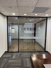 7324 Southwest Fwy, Houston, TX à louer Photo intérieure– Image 1 sur 12