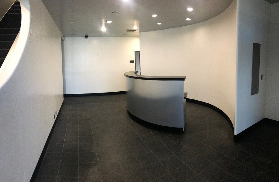 540 Hollywood Way, Burbank, CA à louer - Hall d’entrée – Image 2 sur 8