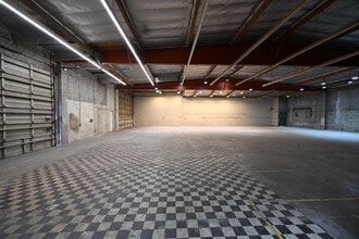 15023-15035 Califa St, Van Nuys, CA à louer Photo intérieure– Image 2 sur 4