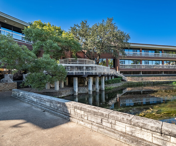 9535 Forest Ln, Dallas, TX à louer - Photo de l’immeuble – Image 2 sur 7