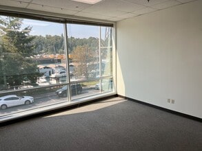 1011 SW Klickitat Way, Seattle, WA à louer Photo intérieure– Image 2 sur 4
